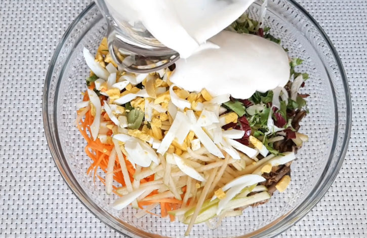 vylivaem-zapravku-v-salat