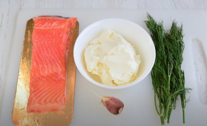Тарталетки с красной рыбой и сливочным сыром